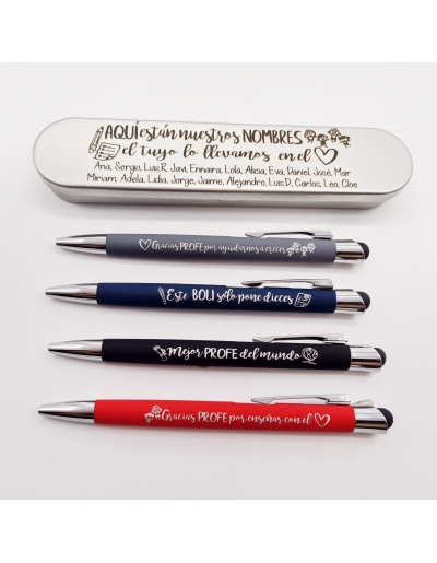 Bolígrafo MODELO CLASICO AQUÍ ESTÁN NUESTROS NOMBRES EL TUYO LO LLEVO EN EL CORAZÓN, caja incluida.