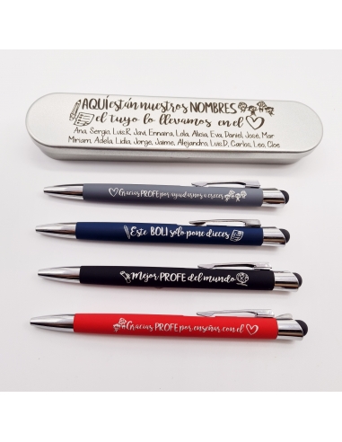 Bolígrafo MODELO CLASICO AQUÍ ESTÁN NUESTROS NOMBRES EL TUYO LO LLEVO EN EL CORAZÓN, caja incluida.